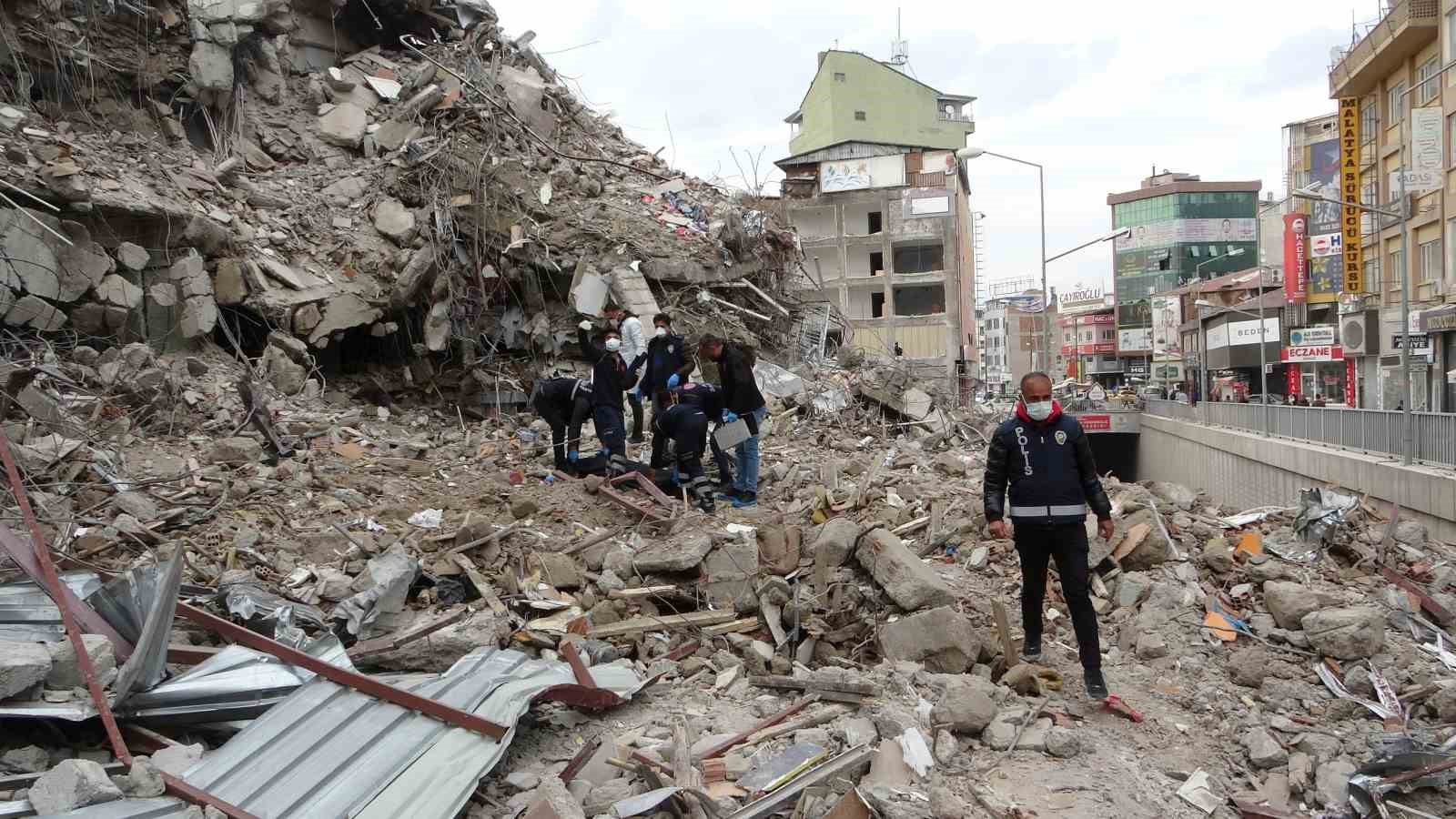 Depremde yıkılan binanın enkazında erkek cesedi bulundu - Resim : 2