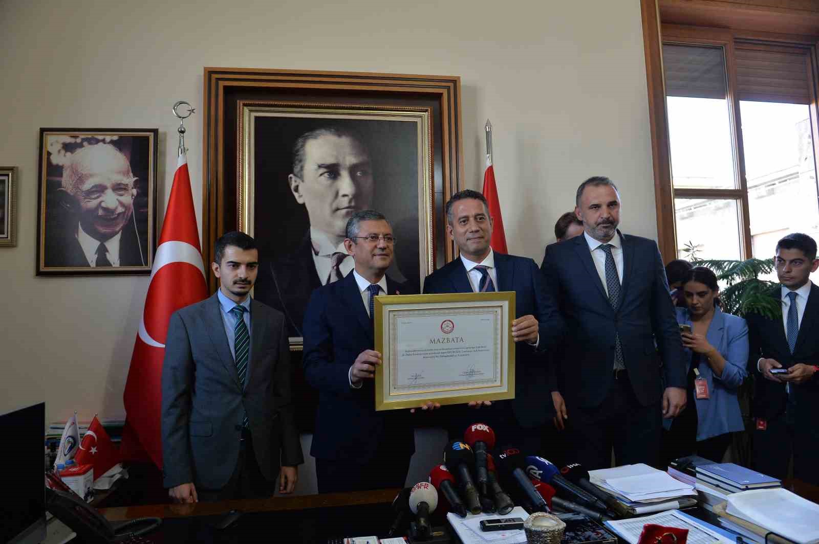 CHP Genel Başkanı Özel mazbatasını aldı! Kılıçdaroğlu törene katılmadı - Resim : 1
