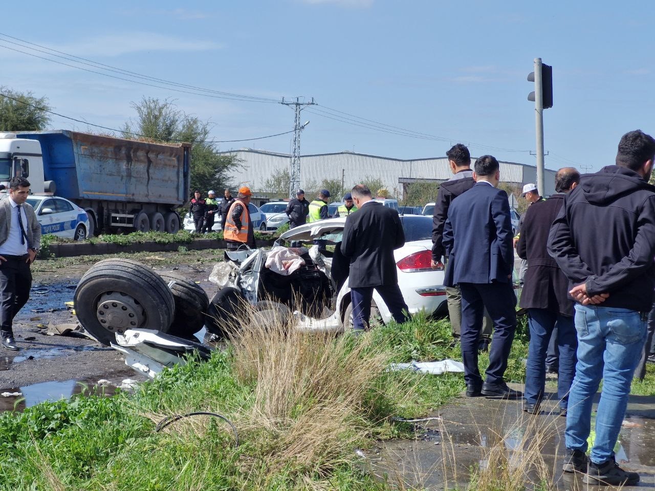 Hatay’ın Dörtyol ilçesinde otomobil ile TIR'ın çarpıştığı kazada aynı aileden 6 kişi hayatını kaybetti.