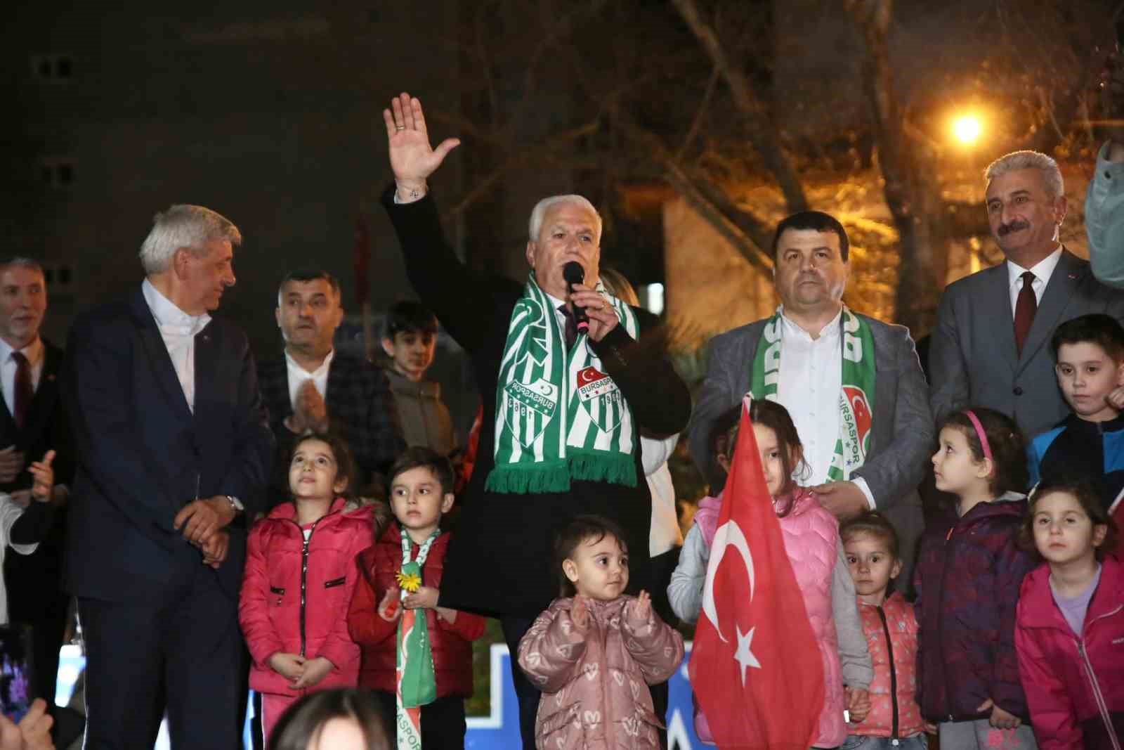 Bursa Büyükşehir Belediye Başkan Adayı Mustafa Bozbey, Orhangazi’de meşalelerle karşılandı. Şehirde uzun bir Türk bayrağı ile fener alayı yapılarak halk selamlandı.