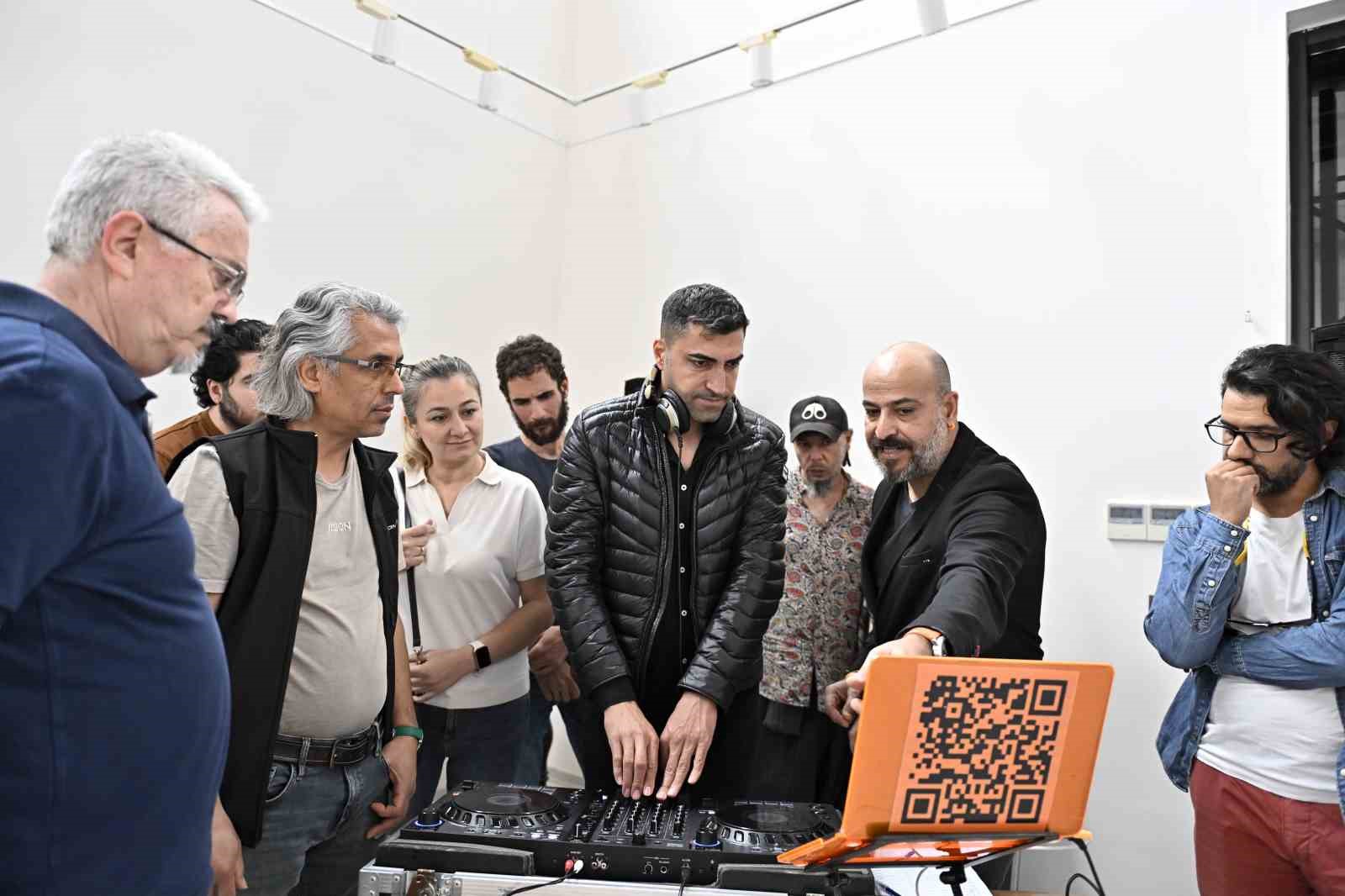 Antalya’da Muratpaşa Belediyesi, son yıllarda eğlence sektöründe giderek popülerleşen disc jockey (DJ) mesleğinin meraklılarına Türkan Şoray Kültür Merkezi’nde ücretsiz bir kurs başlattı.