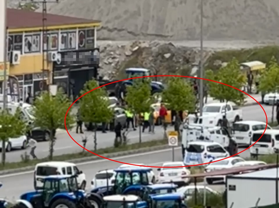 Diyarbakır'ın Silvan ilçesinde 2 esnaf ve aileleri arasında çıkan tekmeli ve yumruklu kavgada 2 kişi yaralandı, 3 şüpheli gözaltına alındı.