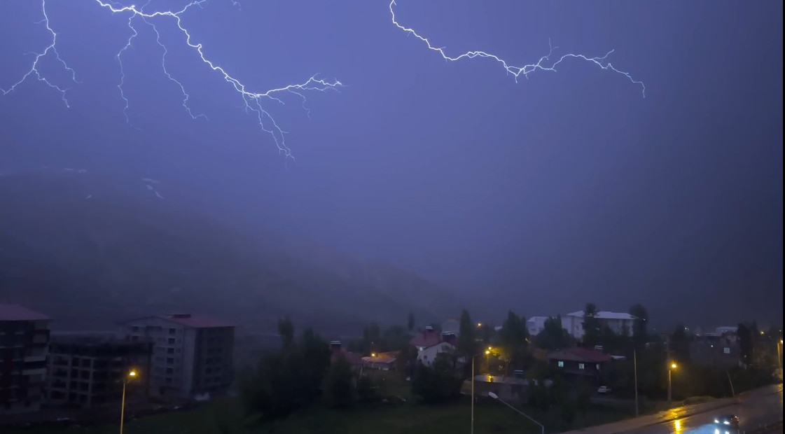 Bitlis'te akşam saatlerinde sağanak yağış etkili olurken, peş peşe çakan şimşeklerin geceyi aydınlattığı anlar kameraya yansıdı.