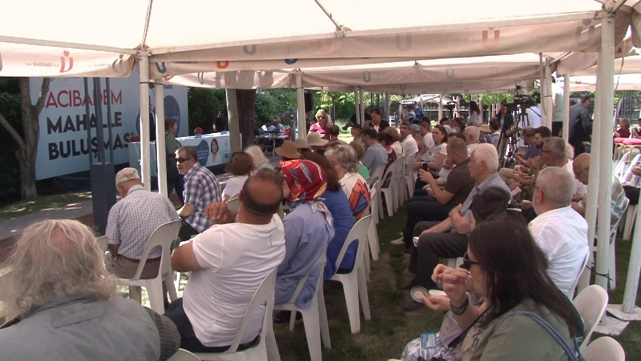 Üsküdar Belediye Başkanı Sinem Dedetaş’ın katıldığı ve şeffaf belediyecilik anlayışına ilişkin seçim vaatlerinden biri olan “Mahalle Buluşmaları”nın ilki Acıbadem Mahallesi’nde gerçekleşti.