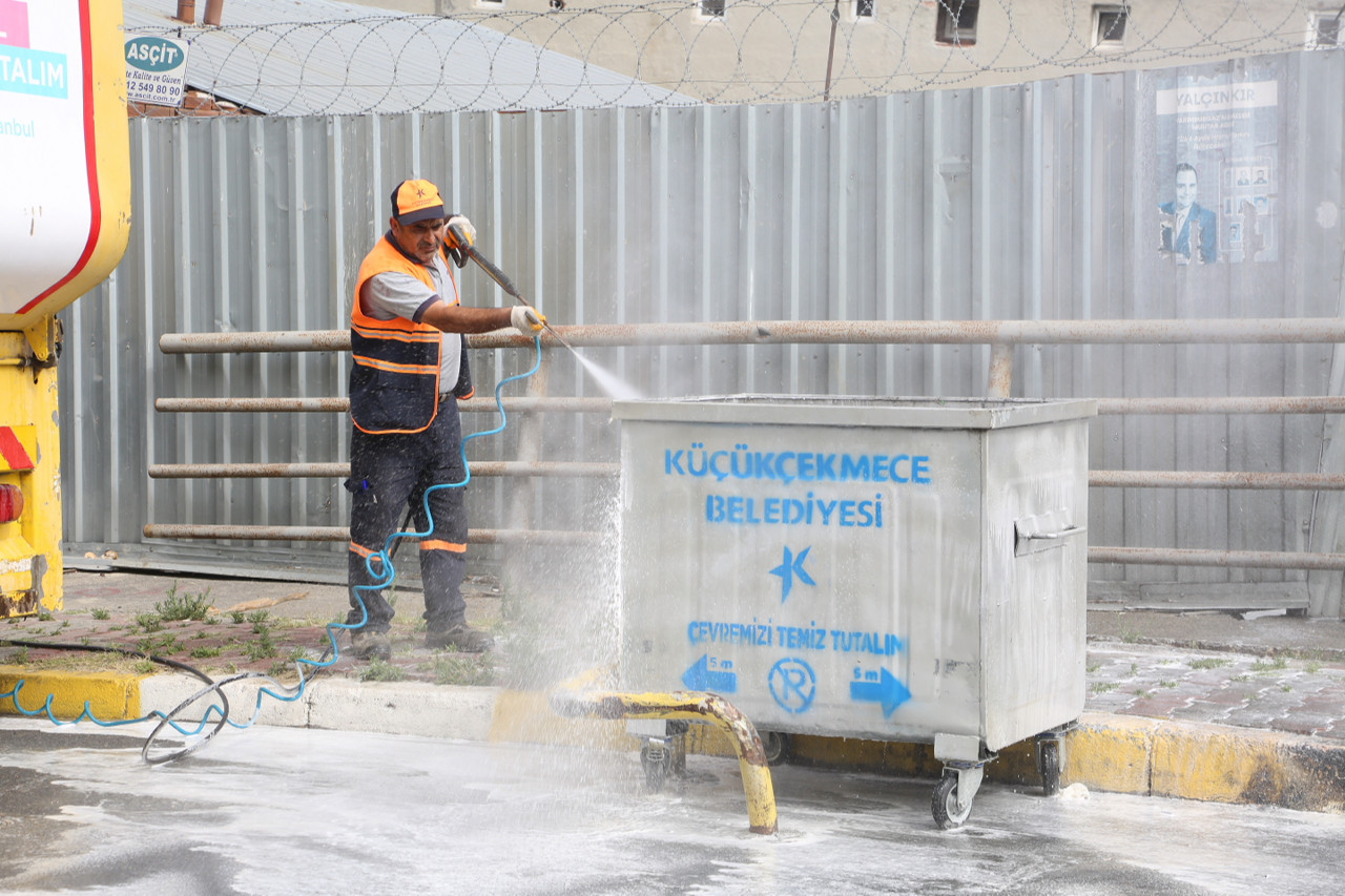 Küçükçekmece Belediyesi, yaklaşan Kurban Bayramı öncesi ilçe genelinde bayram temizliği yapıyor. Zabıta Müdürlüğü ekipleri de pastane, fırın ve imalathanelerde denetimlerine devam ediyor.