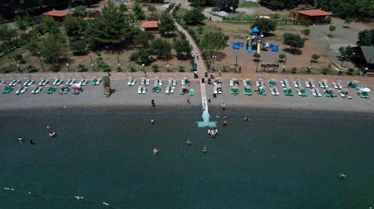 Muğla genelinde Büyükşehir Belediyesi tarafından engelli bireylerin denize ulaşımını sağlamak amacıyla kurulan 21 adet özel rampalar ve yürüme yolları ile tekerlekli sandalye kullanan bireyler normal vatandaşlar gibi denizden yararlanıyorlar.