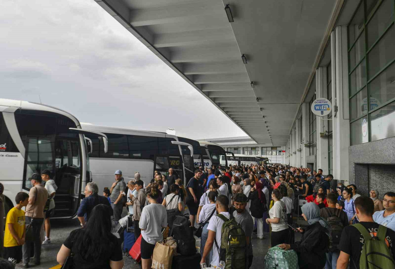 AŞTİ’ye 15-23 Haziran 2024 tarihleri arasında 28 bin 477 otobüs giriş-çıkış yaparken, toplamda 1 milyon 139 bin yolcu sirkülasyonu gerçekleşti.