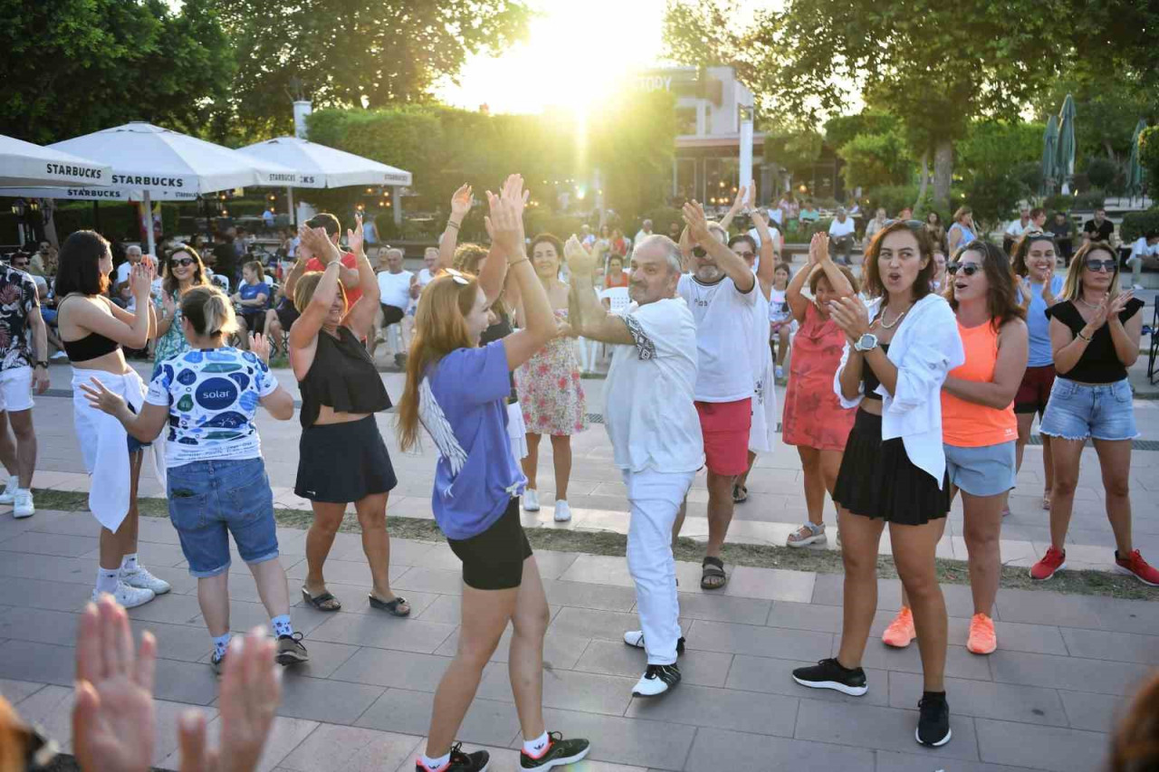 Antalya’da Konyaaltı Belediyesi ilçe halkını sanat ve sporla buluşturmak adına yaptığı etkinlikleri sürdürüyor. Vatandaşlar cumartesi günü doğada yoga yapıyor, pazar günü ise Kent Meydanı’nda profesyonel dansçılarla dans ediyor.