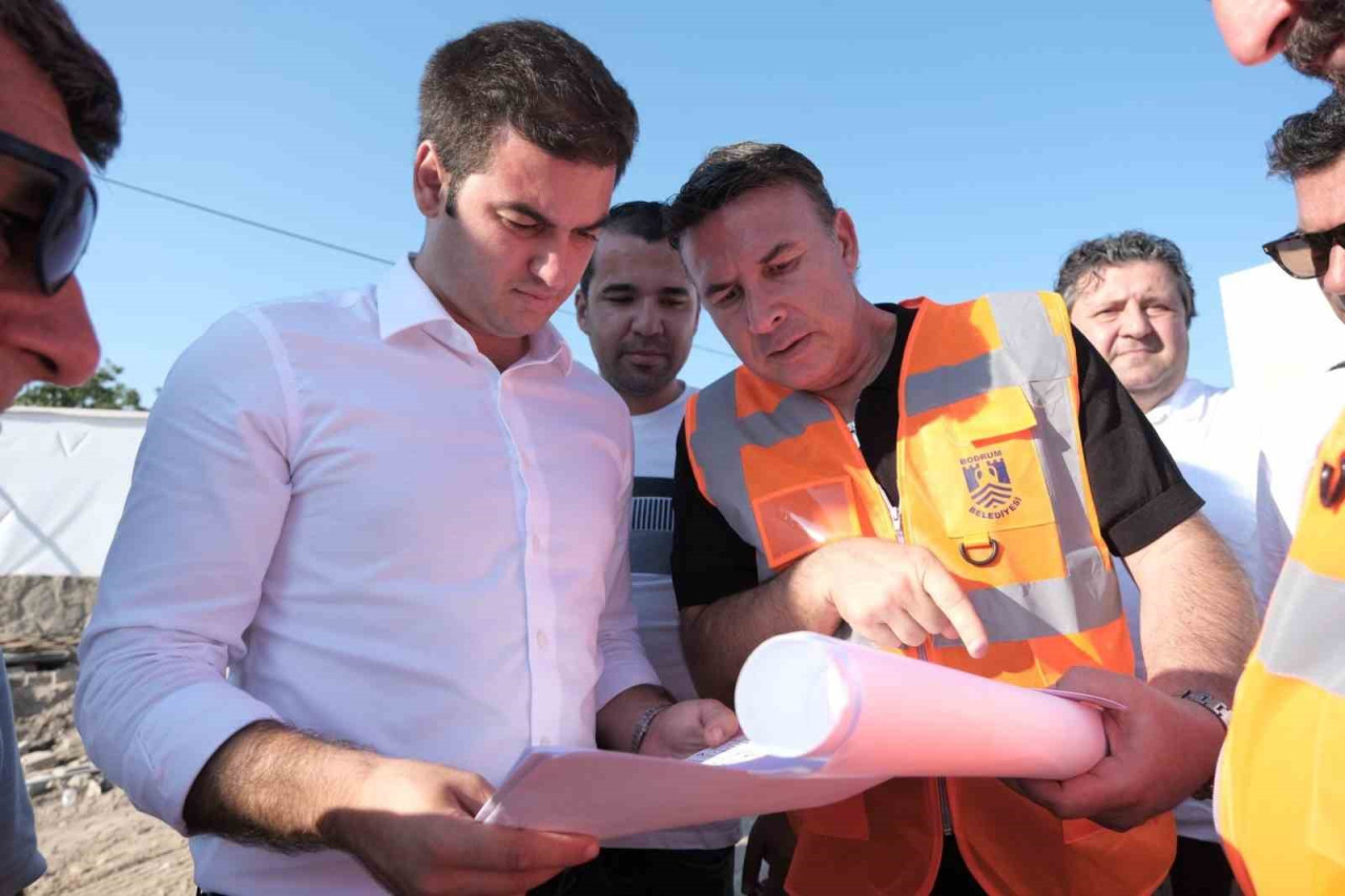 Bodrum Belediye Başkanı Mandalinci, Yalıkavak pazaryeri çalışmalarını inceledi - Resim : 1