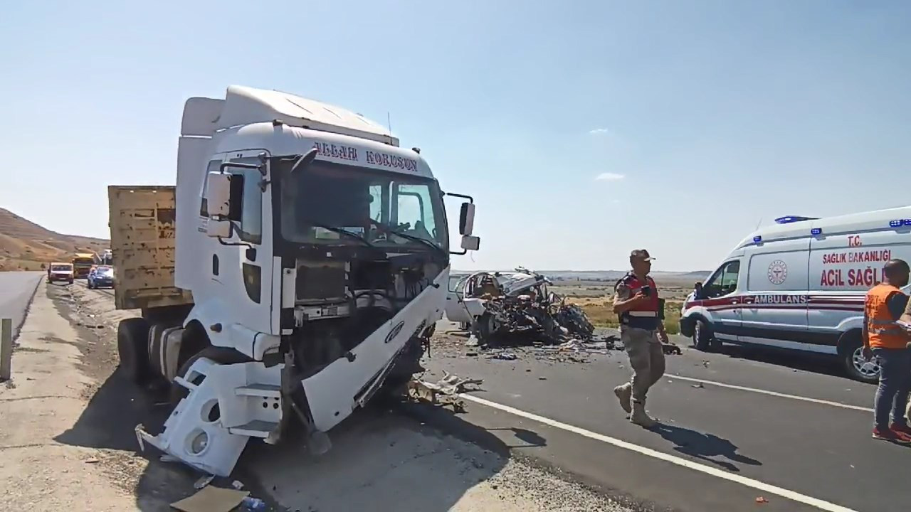 Batman'da TIR ile kamyonetin kafa kafaya çarpıştığı kazada aynı aileden 4 kişi, hayatını kaybetti. Ölen çiftin, kızlarının düğünü için Mardin'e gitmek üzere yola çıktıkları belirtildi. 