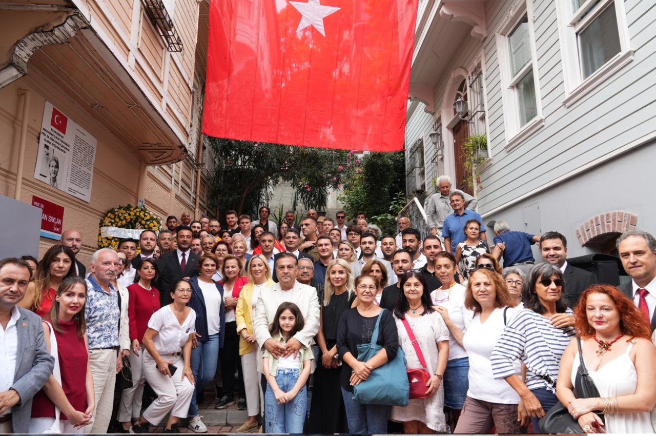 Beşiktaş Arnavutköy'de Prof. Dr. Türkan Saylan'ın yaşadığı sokağa adını taşıyan tabela asıldı.