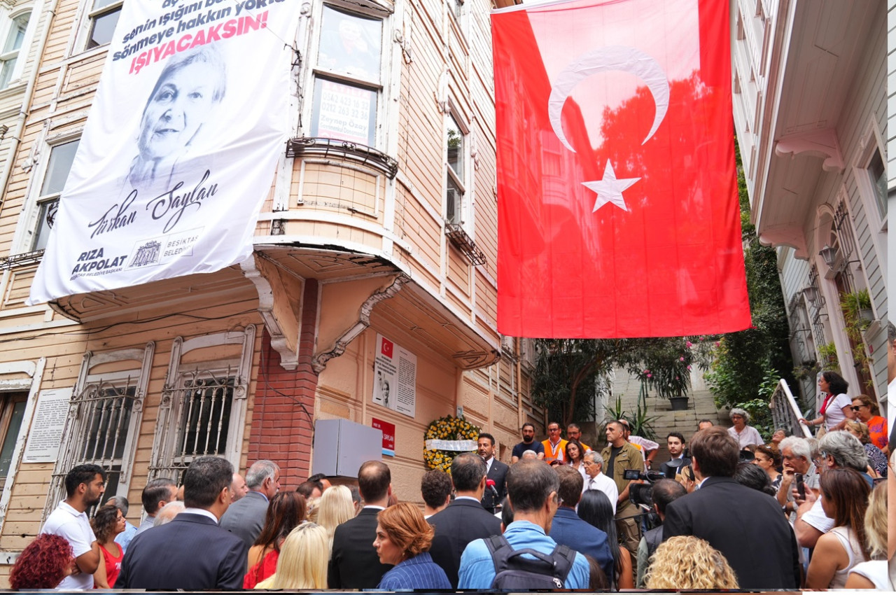 Beşiktaş Arnavutköy'de Prof. Dr. Türkan Saylan'ın yaşadığı sokağa adını taşıyan tabela asıldı.