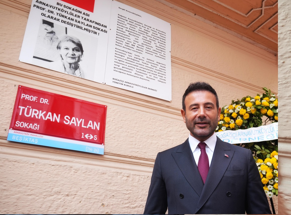 Beşiktaş Arnavutköy'de Prof. Dr. Türkan Saylan'ın yaşadığı sokağa adını taşıyan tabela asıldı.