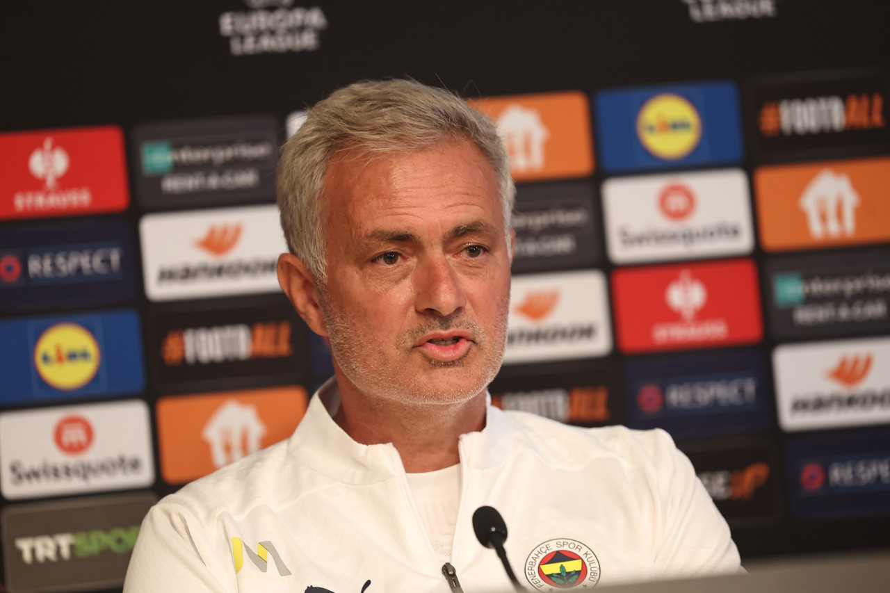 Fenerbahçe Teknik Direktörü Jose Mourinho, derbi sonrası basın toplantısına neden katılmadığını açıkladı. Mourinho, ''24 yıllık futbol kariyerimde hiçbir zaman bir basın toplantısından kaçmadım. Özellikle bir mağlubiyetten sonra hiçbir zaman kaçmadım. O gün 70 dakika beklemiştim ve 70 dakika sonunda hala basın toplantısına girememiştim. Eğer siz, size saygısızlık yapıldığını düşünüyorsanız aslında saygısızlık yapıldığını düşünen kişi benim'' dedi.