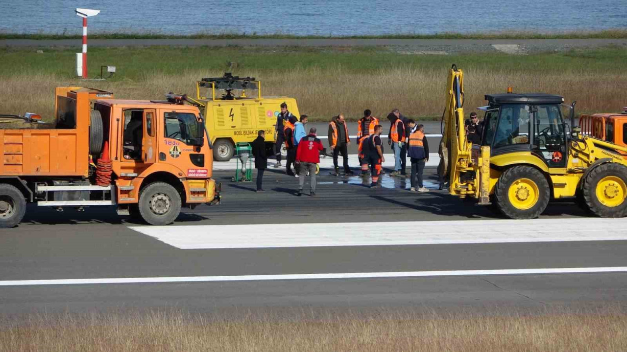 Trabzon Havalimanı, bugün saat 12.50-18.30 arasında yapılacak pist bakımı çalışması nedeni ile uçak trafiğine kapatıldı.