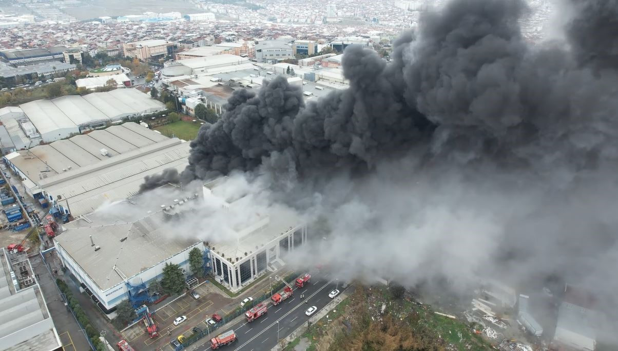 İstanbul'un Esenyurt ilçesinde sağlık malzemeleri üreten fabrikada yangın çıktı.