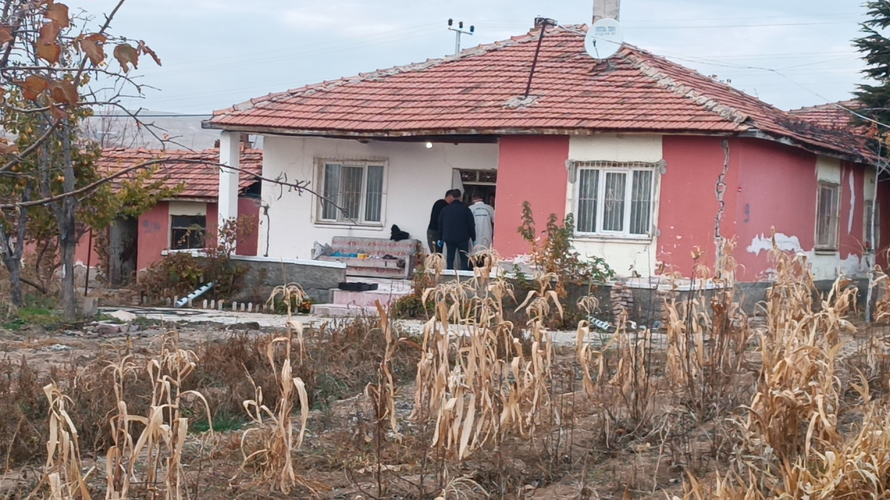 Kırıkkale'de şizofreni hastası bir kişi, tartıştığı annesini bıçakla yaralayıp, eniştesinin boğazını kesti. 