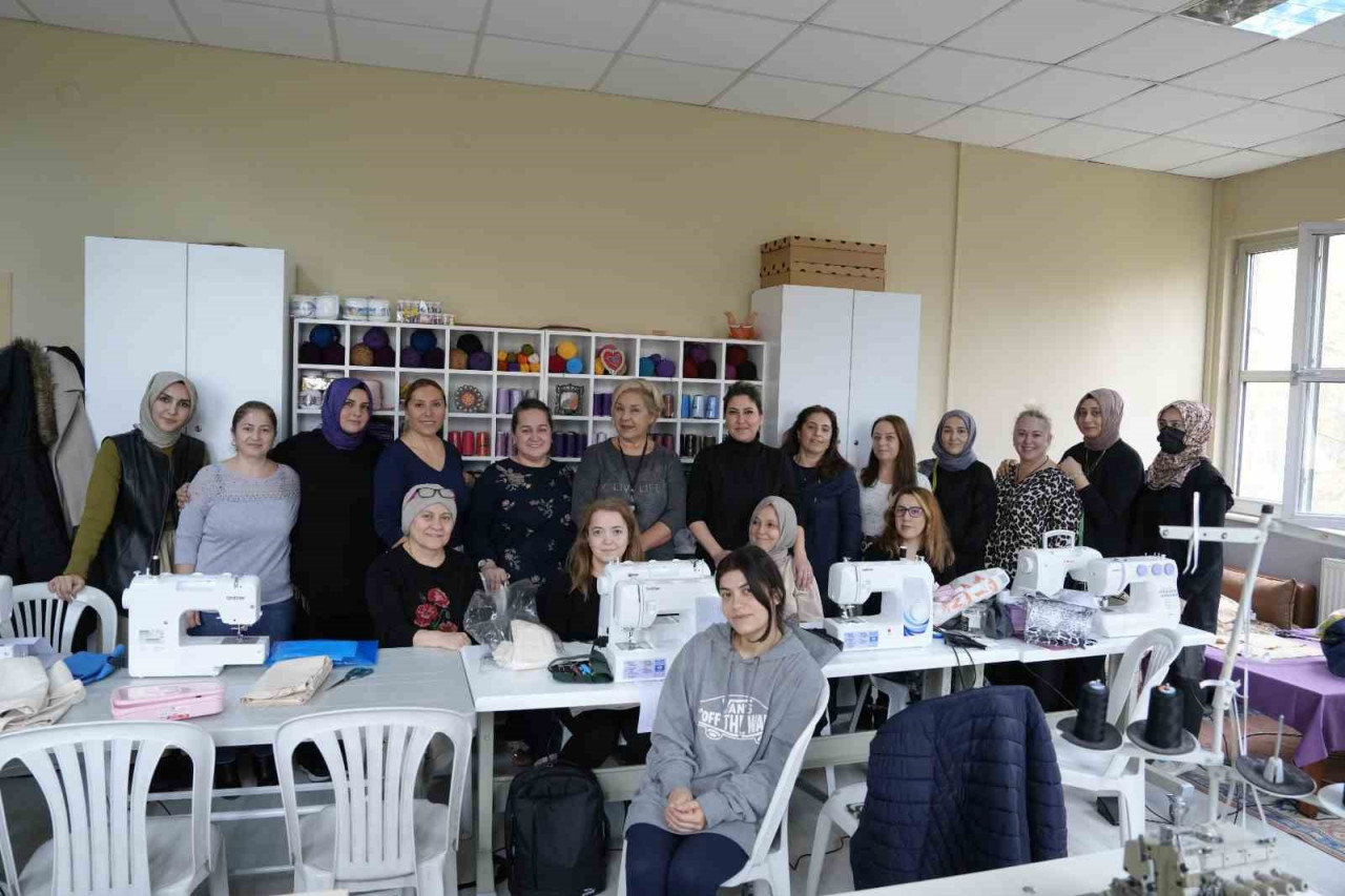 Kartal Belediyesi Kadın ve Aile Hizmetleri Müdürlüğü tarafından başlatılan ‘Malzemeni Al Gel Atölyesi’ kapsamında Kartal Belediyesi’ne bağlı kültür merkezlerinde açılan atölyeler ilk derslerini yapmaya başladı.