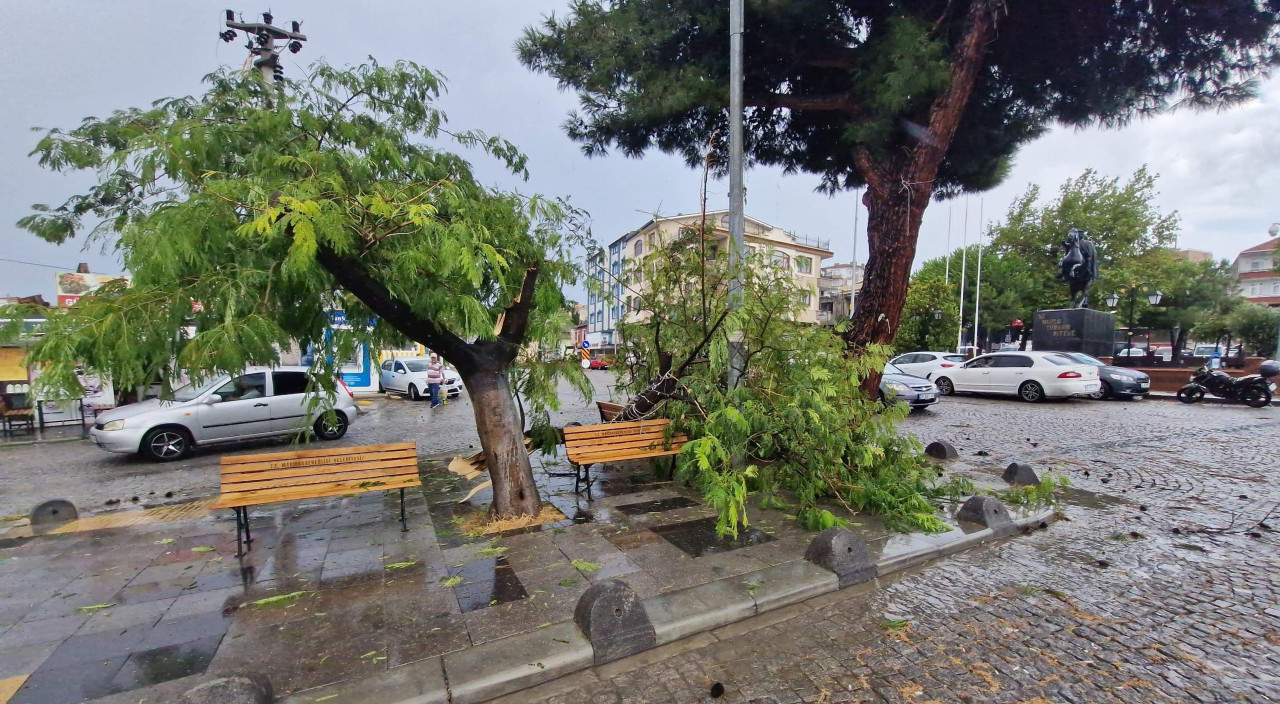 Meteoroloji Genel Müdürlüğü, Marmara Bölgesi'nde akşam saatlerinden itibaren kuvvetli rüzgar ve fırtına beklendiğini duyurdu. 