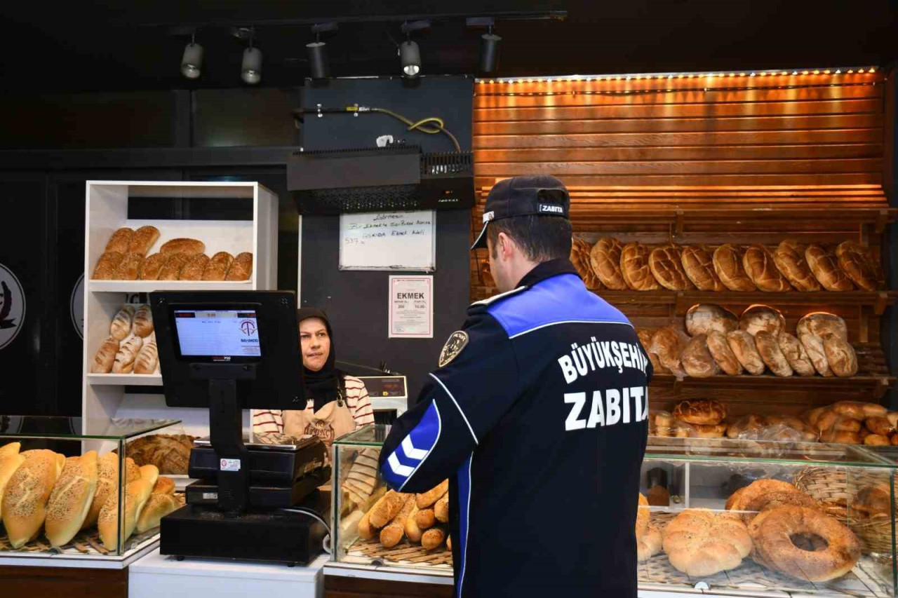 Halk sağlığı için denetimlerini aralıksız sürdüren Balıkesir Büyükşehir Belediyesi Zabıta Daire Başkanlığı ekipleri Altıeylül’den sonra Karesi ilçesinde de fırın denetimleri gerçekleştirdiler. ''Halkımızın sağlığı ve güvenliği için çalışıyoruz'' diyen Zabıta Dairesi Başkanı Bülent Mavuk’un da katıldığı denetimlerde ekmek fırınlarında hijyen kurallarına uygunluk, fiyat ve gramaj kontrolleri yapıldı.