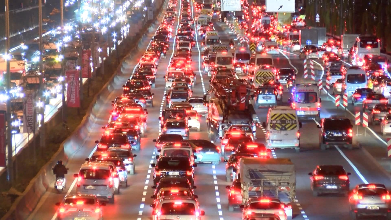 İstanbul'da iş çıkış saatinde trafik yoğunluğu yaşandı. İBB Trafik Yoğunluğu Haritasında yoğunluk yüzde 81'e ulaştı.