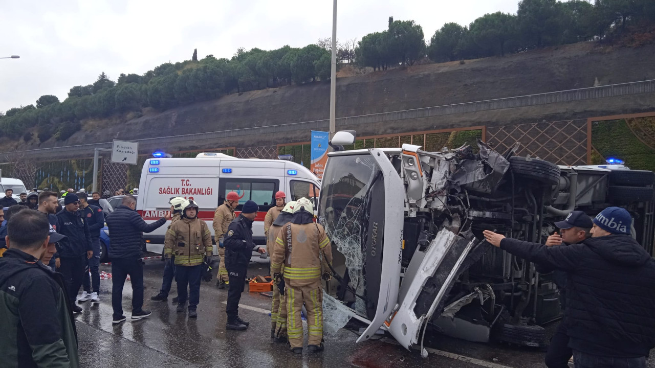 İstanbul Maltepe'de servis minibüsünün devrildiği kazada 1 kişi öldü, 4 kişi de yaralandı. 