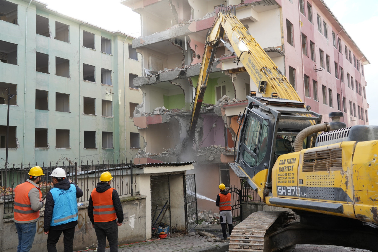 İstanbul Bahçelievler'de, 188 daireden oluşan 6 sitede kentsel dönüşüm çalışmaları kapsamında ilk kepçe vuruldu. 