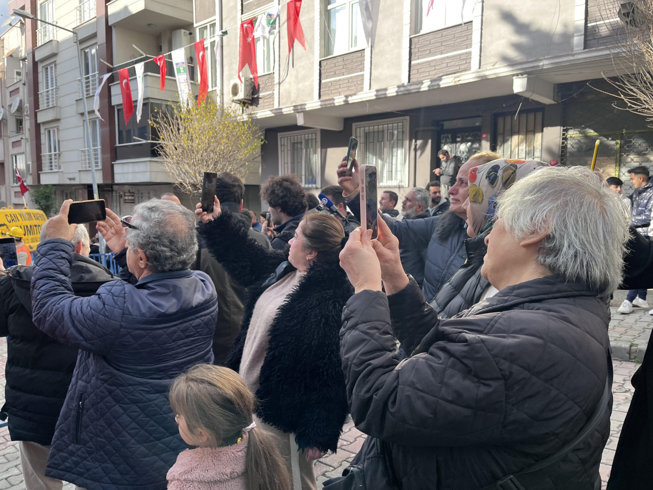 İstanbul Bahçelievler'de, 188 daireden oluşan 6 sitede kentsel dönüşüm çalışmaları kapsamında ilk kepçe vuruldu. 