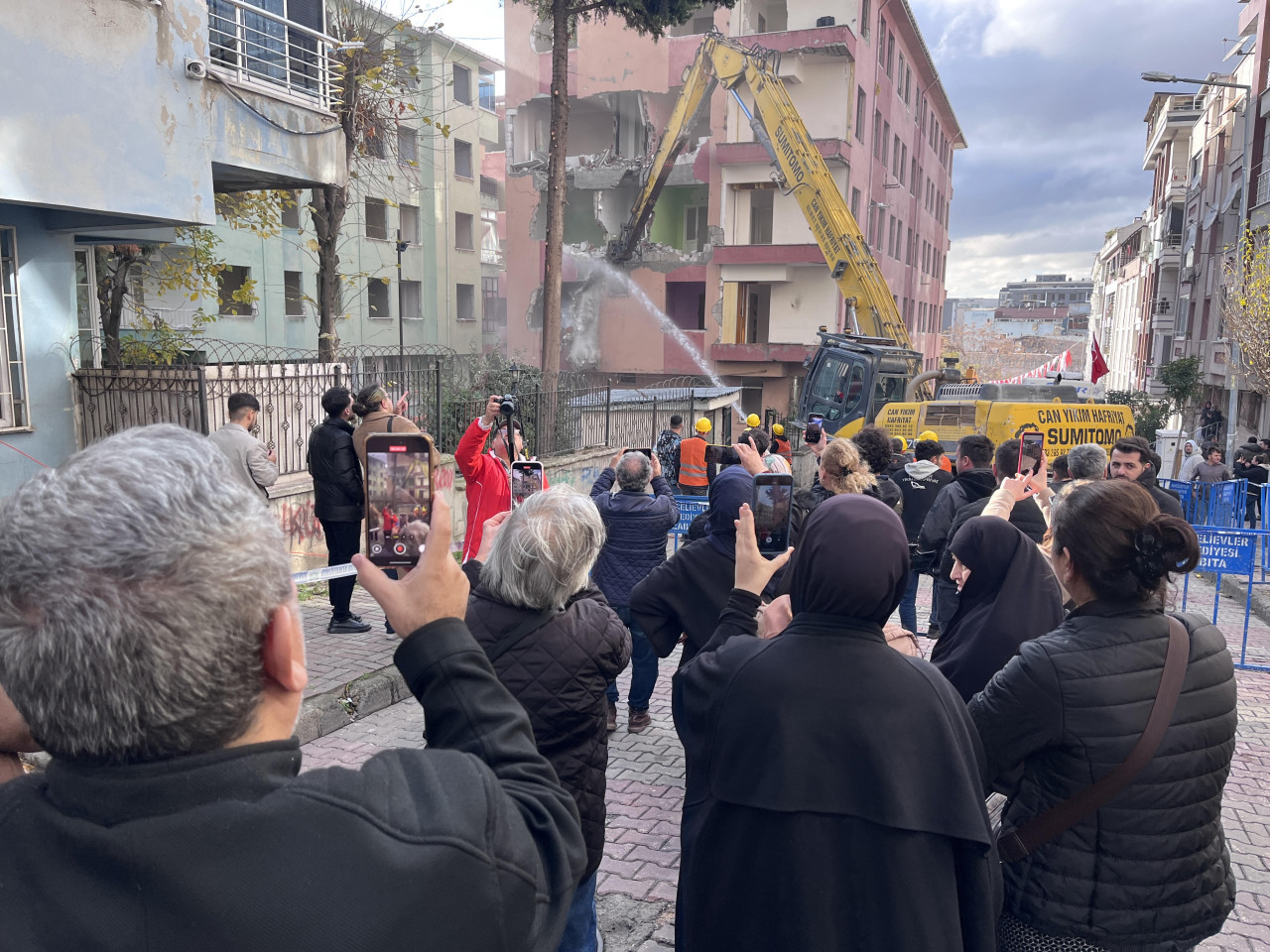 İstanbul Bahçelievler'de, 188 daireden oluşan 6 sitede kentsel dönüşüm çalışmaları kapsamında ilk kepçe vuruldu. 