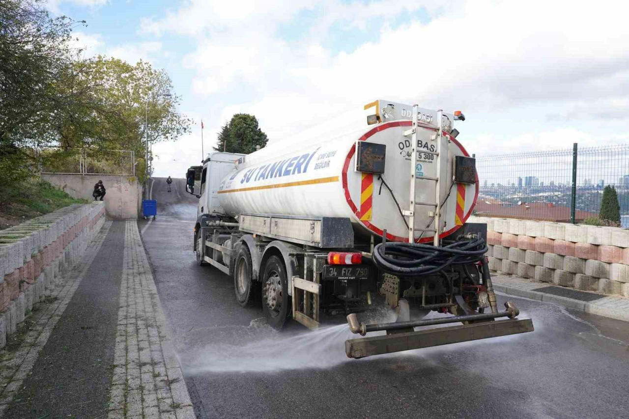 Üsküdar Belediyesi, çevrenin korunmasını ve kirliliğin önlenmesini amaçlayan kapsamlı temizlik çalışmalarına hız kesmeden devam ediyor. Üsküdar’da sağlıklı bir yaşam alanı oluşturma hedefiyle yürütülen çalışmalarda 119 araçlık filo ve 667 personel ile temizlik için yoğun bir mesai harcanıyor.