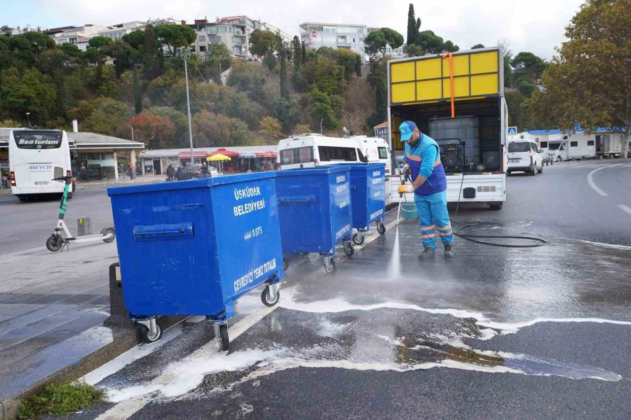 Üsküdar Belediyesi, çevrenin korunmasını ve kirliliğin önlenmesini amaçlayan kapsamlı temizlik çalışmalarına hız kesmeden devam ediyor. Üsküdar’da sağlıklı bir yaşam alanı oluşturma hedefiyle yürütülen çalışmalarda 119 araçlık filo ve 667 personel ile temizlik için yoğun bir mesai harcanıyor.