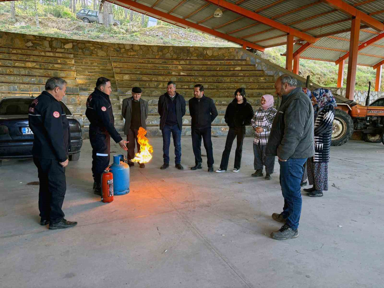 Muğla Büyükşehir Belediyesi, kırsal mahallelerde yaşayan vatandaşların yangınlar ve diğer acil durumlara karşı bilinçlenmesini sağlamak için kapsamlı eğitim programları düzenliyor. Her yaş grubuna hitap eden eğitimler, hem bilgi hem de pratik uygulamalarla katılımcılara hayati öneme sahip beceriler kazandırmayı amaçlıyor.