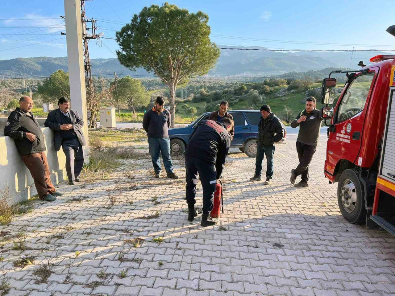 Muğla Büyükşehir Belediyesi, kırsal mahallelerde yaşayan vatandaşların yangınlar ve diğer acil durumlara karşı bilinçlenmesini sağlamak için kapsamlı eğitim programları düzenliyor. Her yaş grubuna hitap eden eğitimler, hem bilgi hem de pratik uygulamalarla katılımcılara hayati öneme sahip beceriler kazandırmayı amaçlıyor.