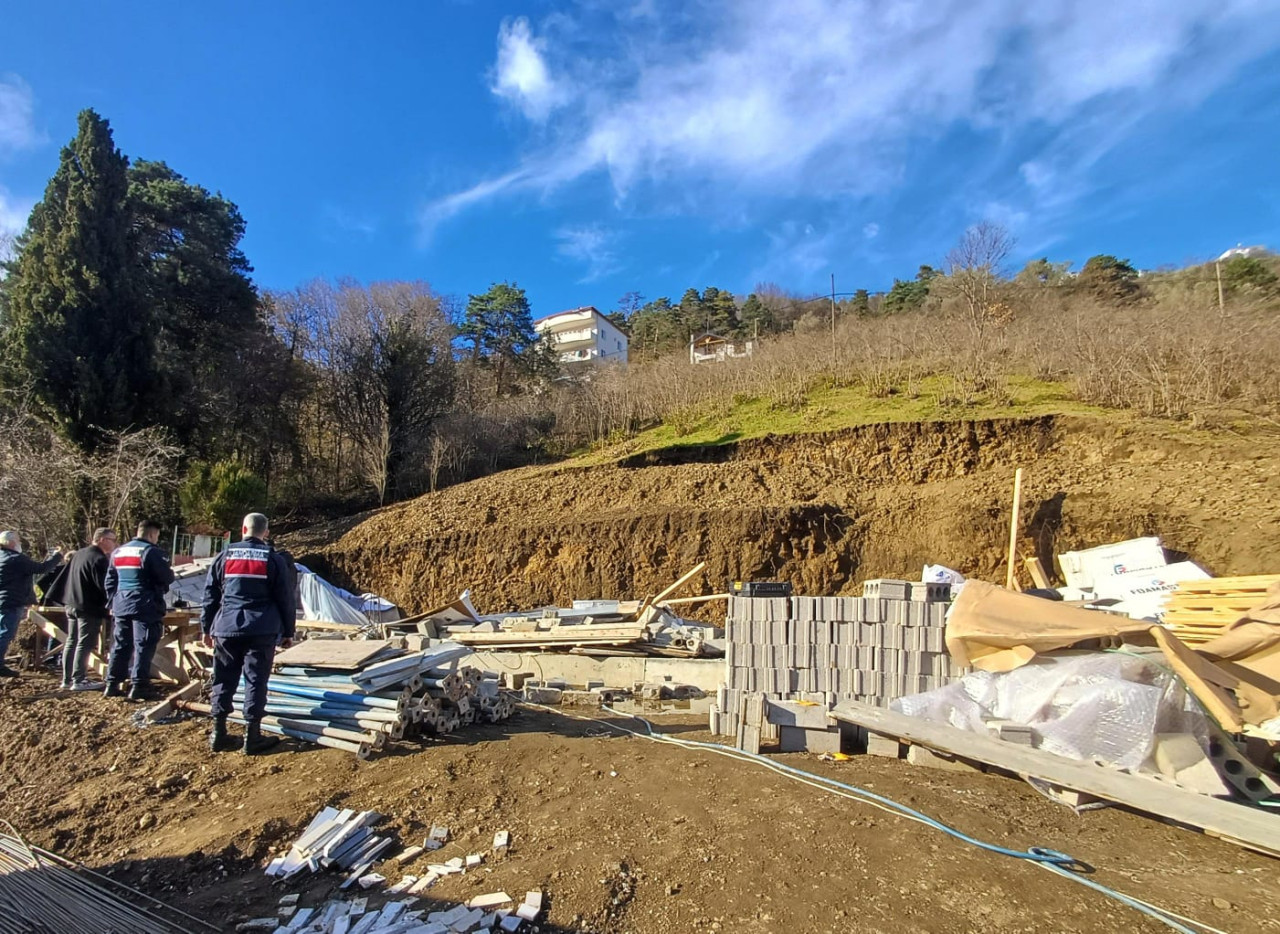 Trabzon'un Akçaabat ilçesinde inşaatın çevresindeki istinat duvarının çökmesi sonucu işçi B.B. (50), hayatını kaybetti.