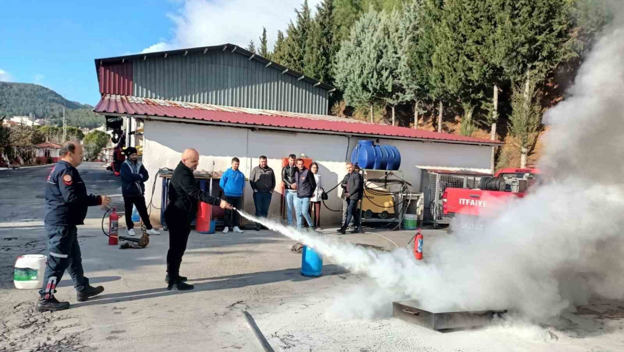 Muğla Büyükşehir Belediyesi il genelinde faaliyet gösteren baca temizleme şirketlerinde görevli baca temizliği konusunda gerekli yetkilere ve belgelere sahip olan personellere baca ve yağlı kanal temizliği eğitimi verdi.