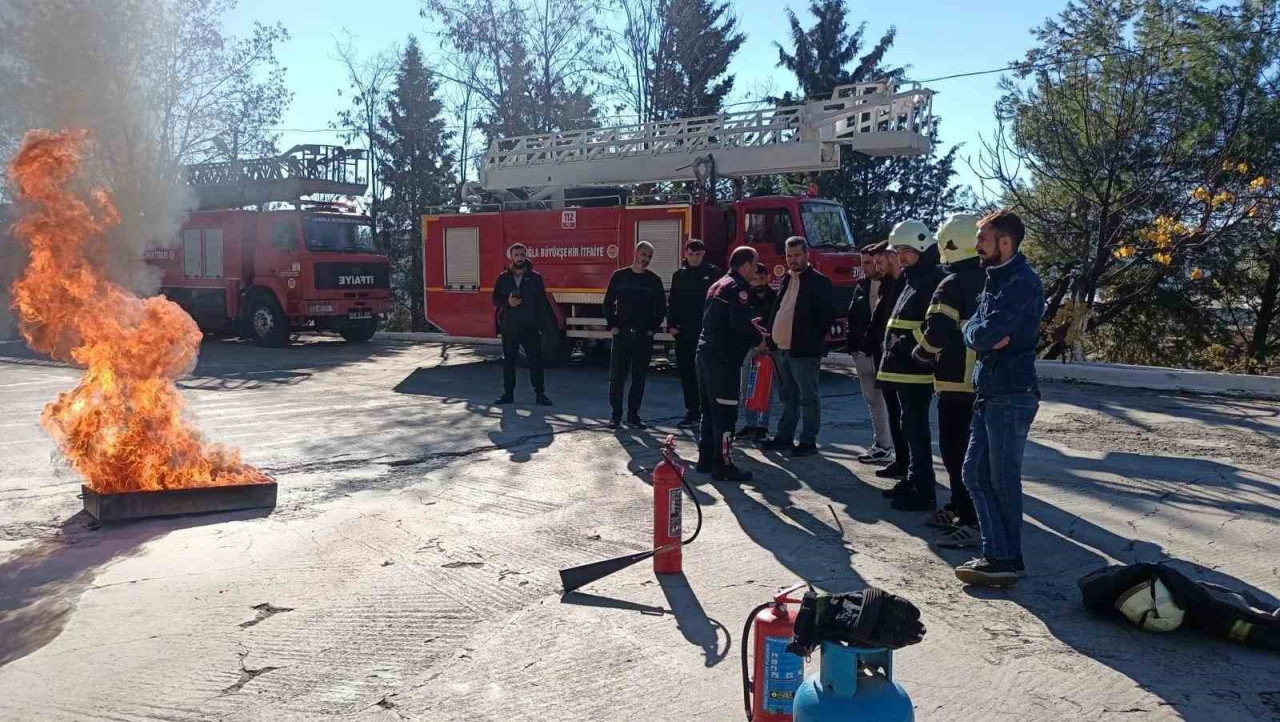 Muğla Büyükşehir Belediyesi il genelinde faaliyet gösteren baca temizleme şirketlerinde görevli baca temizliği konusunda gerekli yetkilere ve belgelere sahip olan personellere baca ve yağlı kanal temizliği eğitimi verdi.