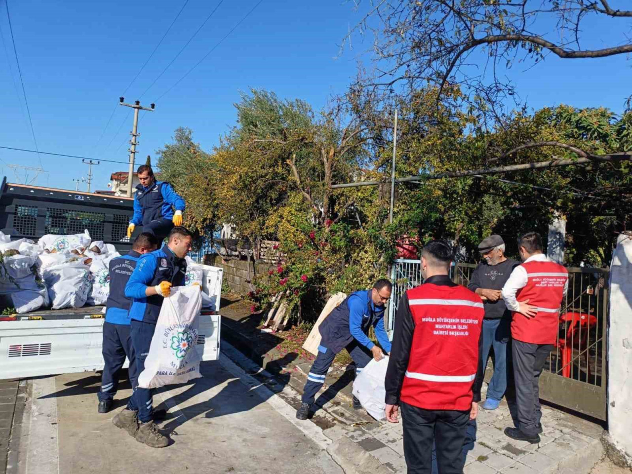 Muğla Büyükşehir Belediyesi park, mezarlık gibi alanlarda gerçekleştirdiği budama, temizlik ve bakım çalışmalarından sonra ortaya çıkan ağaç dalları ile kurumuş odunları ihtiyaç sahiplerine yakacak olarak dağıtıyor.