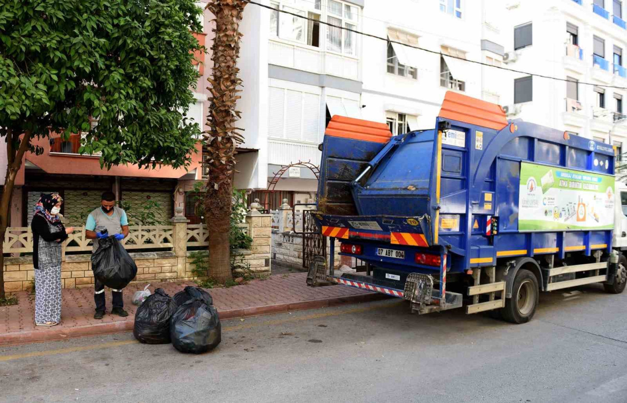 Muratpaşa Belediyesi’nin Çevreci Komşu Kart projesiyle ilçe sakinleri, 2024 yılında toplam 1 milyon 555 bin 22 kilogram ambalaj atığını kaynağında ayrıştırarak 1 milyon 418 bin 971 lira kazandı.