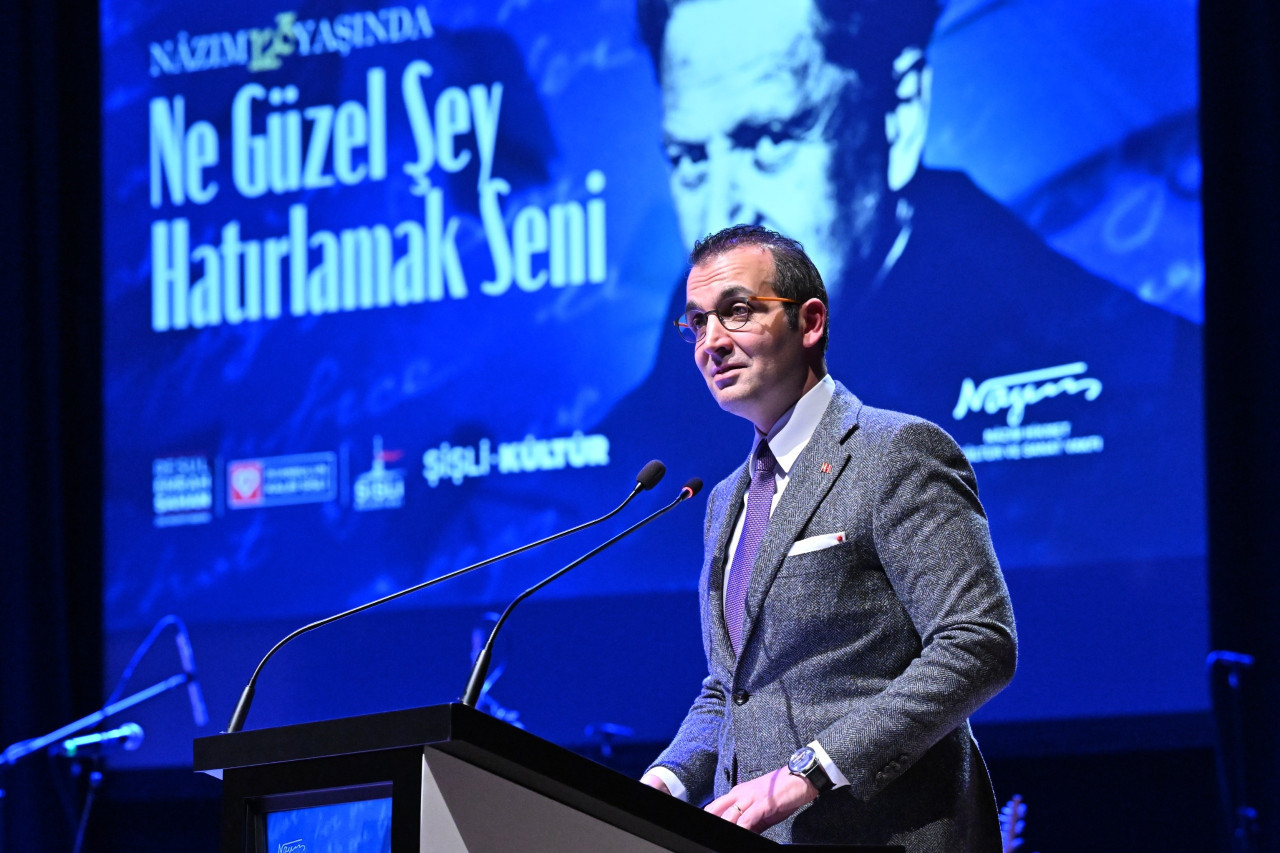 Şair Nazım Hikmet doğumunun 123’üncü yıl dönümünde, Şişli Belediyesi ve Nazım Hikmet Kültür ve Sanat Vakfı iş birliğiyle düzenlenen programla anıldı. Şişli Belediyesi’nin şairin 123’üncü yaşına özel hazırladığı ‘Şişli’de Bir Nâzım’ kitabı da anma programıyla okuyucuyla buluştu.