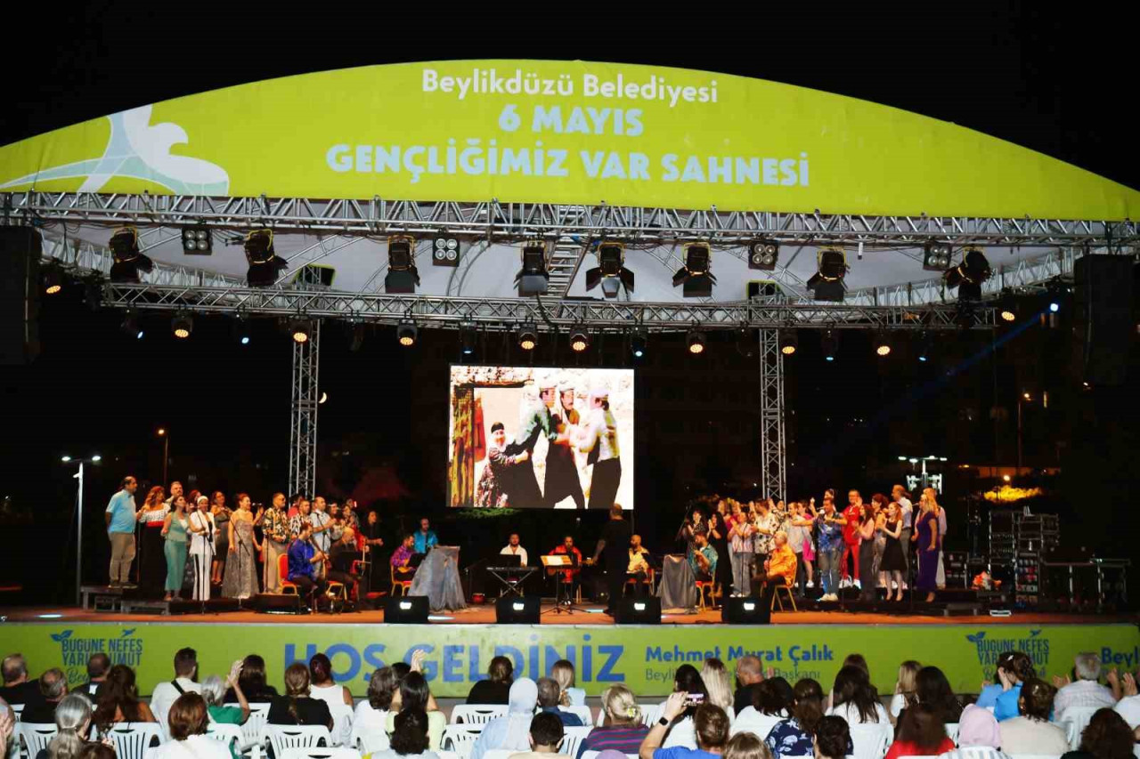 Beylikdüzü Belediyesi 2024 yılında düzenlediği kültür, sanat ve spor etkinlikleriyle binlerce kişiyi bir araya getirerek ilçeyi İstanbul’un çekim merkezlerinden biri haline getirdi. Yıl boyunca düzenlenen kurslar ve etkinliklerle yüz binlerce kişiye ulaşıldı.