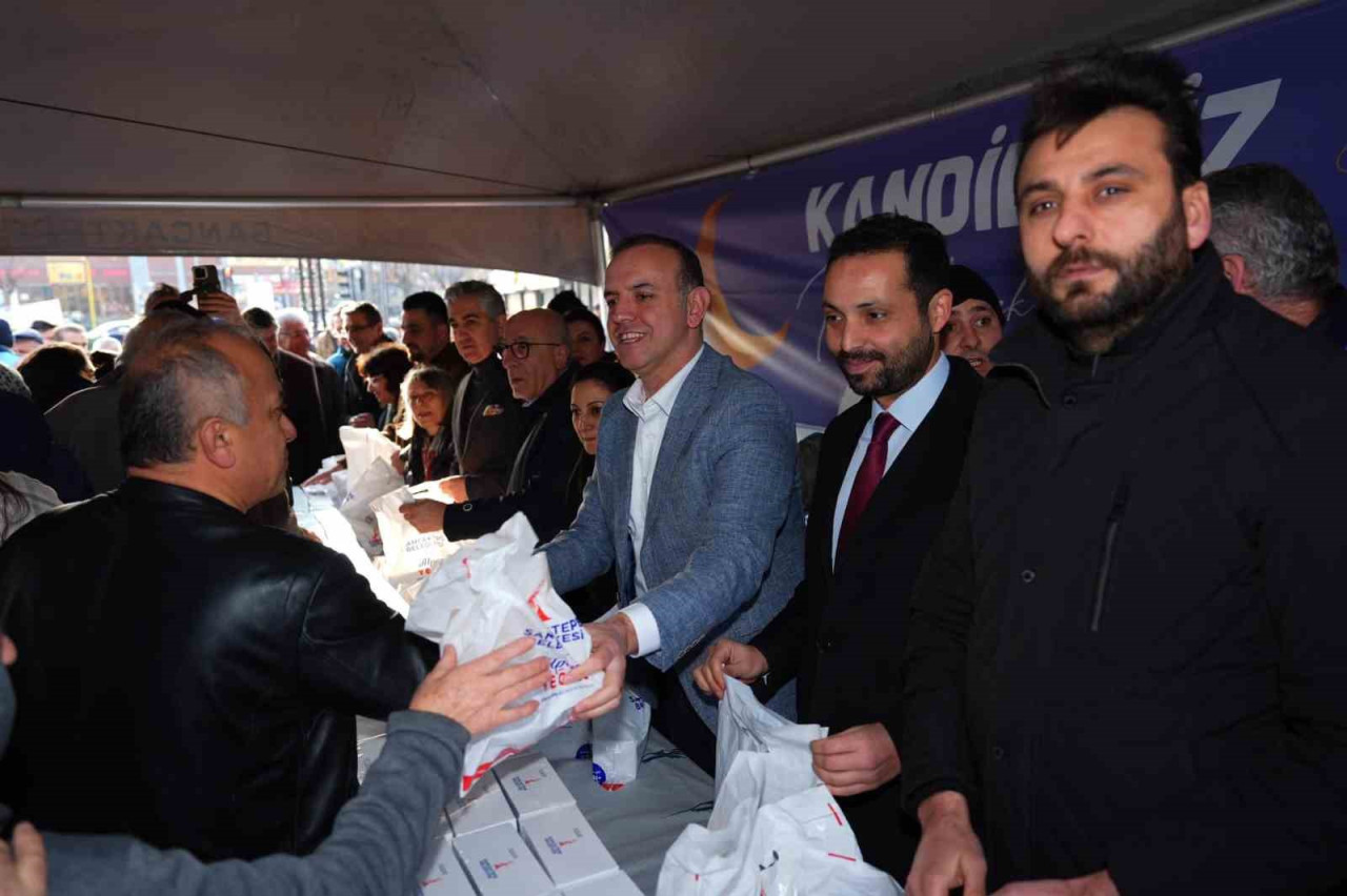 Miraç Kandili vesilesiyle vatandaşlarla bir araya gelen Sancaktepe Belediye Başkanı Alper Yeğin, Sarıgazi, Yenidoğan ve Samandıra’da gerçekleştirilen etkinlikte vatandaşlara kandil simidi ikram ederek, bu mübarek gecede birlik ve beraberlik mesajları verdi.