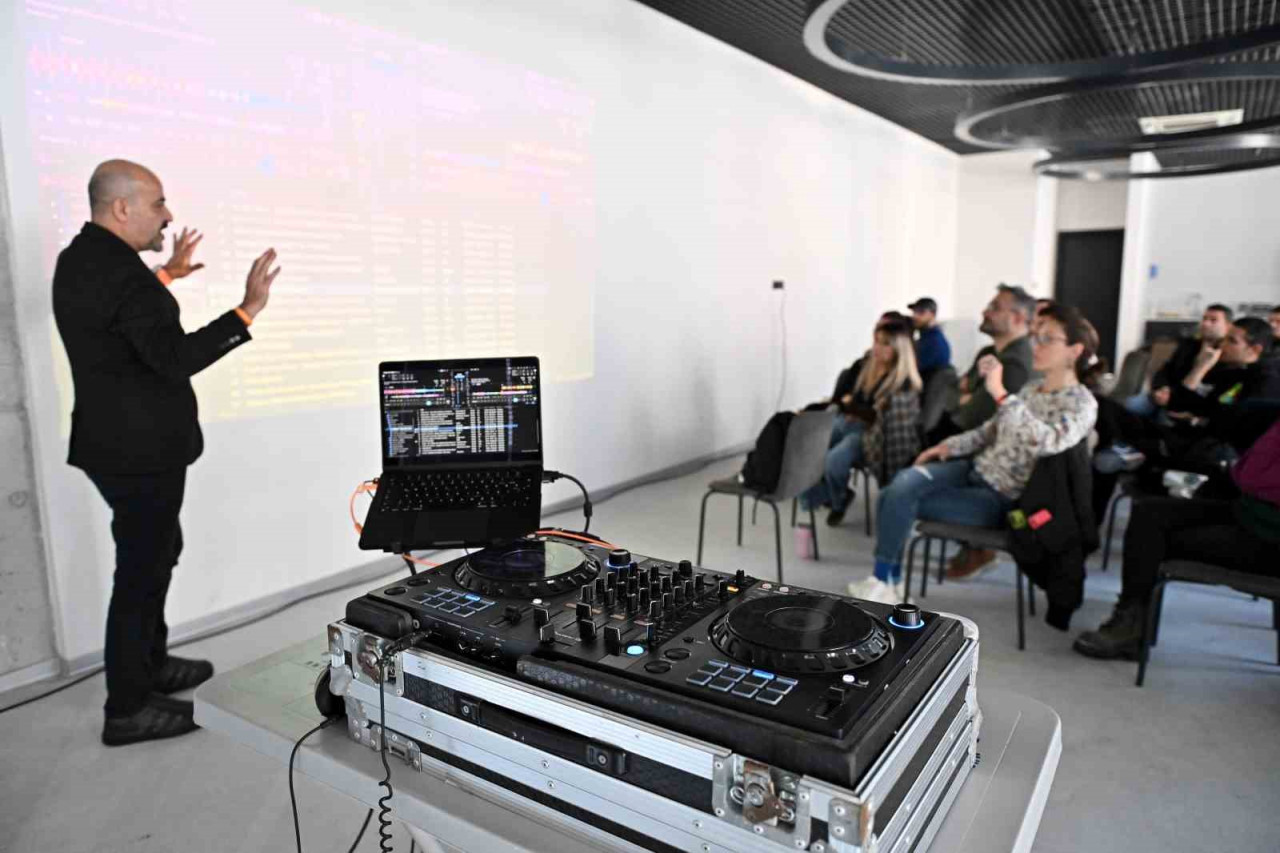 Antalya’nın eğlence dünyasına yetenekli DJ’ler kazandırmayı hedefleyen Muratpaşa Belediyesi, genç müzik tutkunlarını sahneye hazırlayan ücretsiz DJ Atölyesi düzenledi.