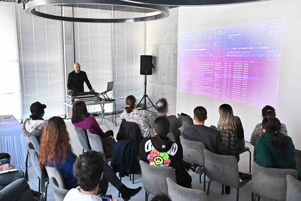 Antalya’nın eğlence dünyasına yetenekli DJ’ler kazandırmayı hedefleyen Muratpaşa Belediyesi, genç müzik tutkunlarını sahneye hazırlayan ücretsiz DJ Atölyesi düzenledi.