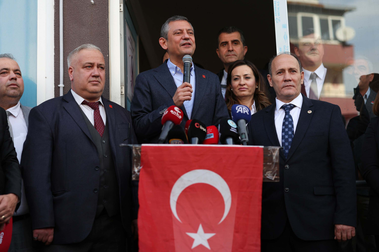 CHP Genel Başkanı Özgür Özel, Van Büyükşehir Belediyesi'ne kayyum atanmasına ilişkin ''Patron millettir. Millet seçince kendini patron görüp, milleti küçük görenlere bunun hesabını soracağız.'' dedi.