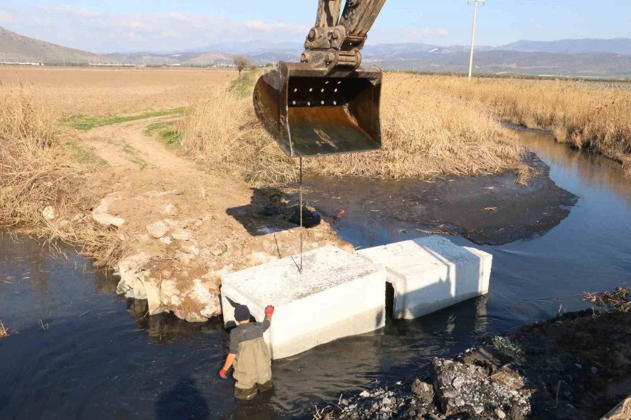 Manisa Büyükşehir Belediyesi, dere yataklarında yaptığı temizlik ve düzenlemeler ile vatandaşların hayatını kolaylaştırmaya devam ediyor.
