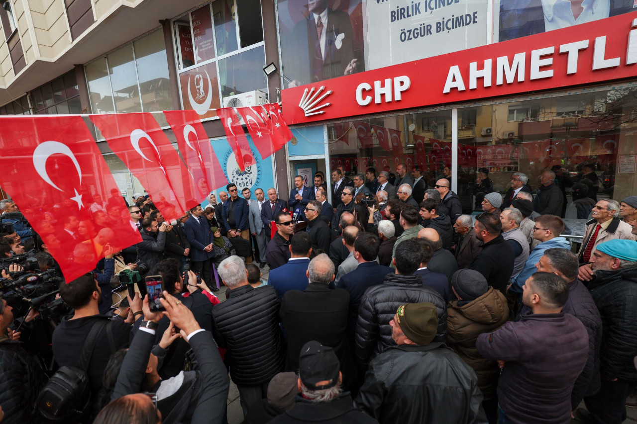 CHP Genel Başkanı Özgür Özel, Van Büyükşehir Belediyesi'ne kayyum atanmasına ilişkin ''Patron millettir. Millet seçince kendini patron görüp, milleti küçük görenlere bunun hesabını soracağız.'' dedi.