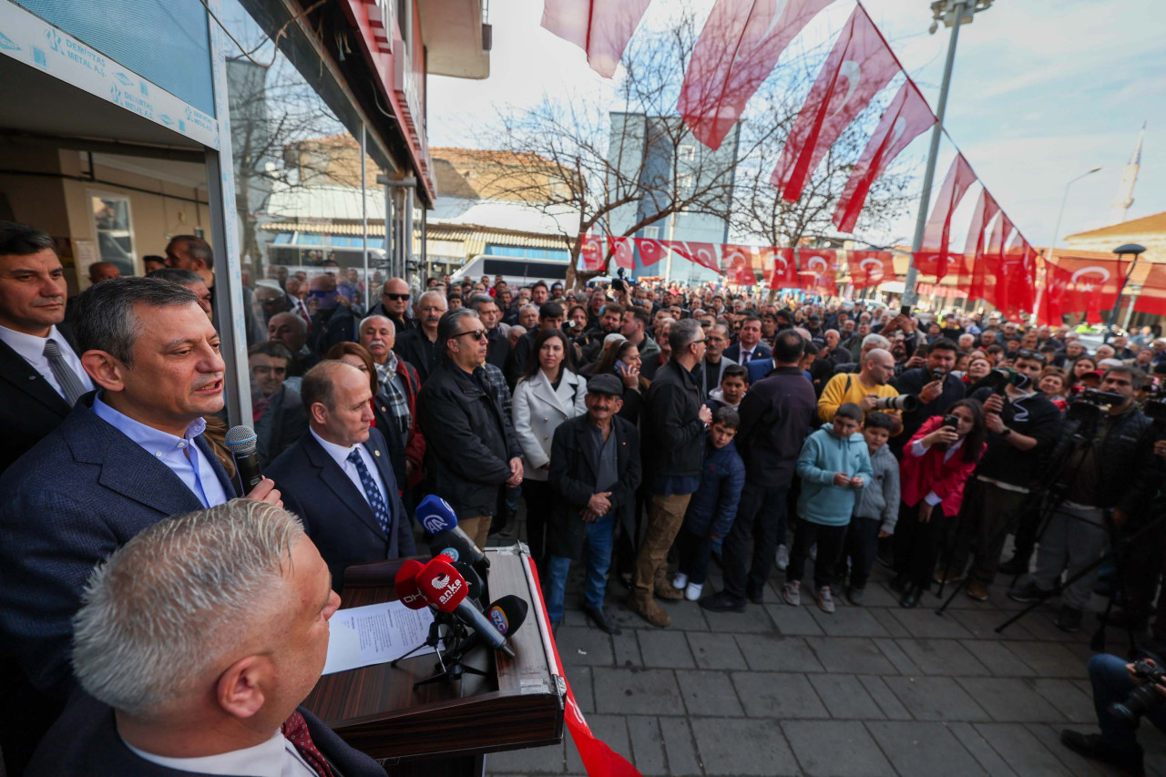 CHP Genel Başkanı Özgür Özel, Van Büyükşehir Belediyesi'ne kayyum atanmasına ilişkin ''Patron millettir. Millet seçince kendini patron görüp, milleti küçük görenlere bunun hesabını soracağız.'' dedi.