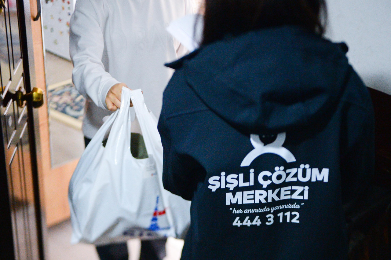 Şişli Belediyesi, Türkiye’de giderek büyüyen ekonomik kriz ve hayat pahalılığı karşısında zor durumda olan yurttaşlara yönelik sosyal yardımları 10 ayda 4.5 kat artırdı. Şişli Belediye Başkanı Resul Emrah Şahan ''Yurttaşımızın hakkı olanı sağladık, güçlü dayanışmayla daha birçok desteği ve hizmeti sağlamaya devam ediyoruz'' dedi.