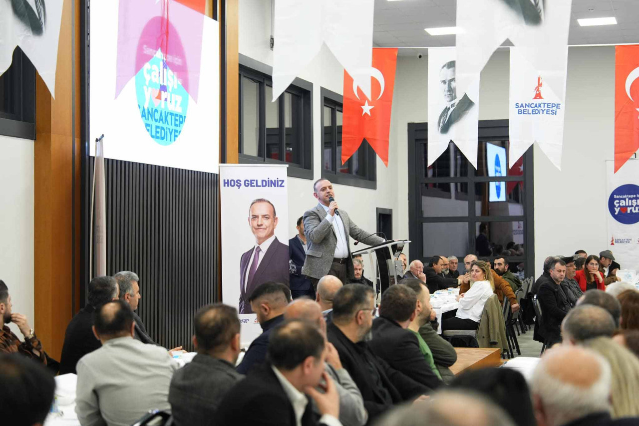 Sancaktepe Belediyesi tarafından Ramazan ayı boyunca 3 farklı bölgede kurulan iftar sofralarında vatandaşlara iftar veriliyor.
