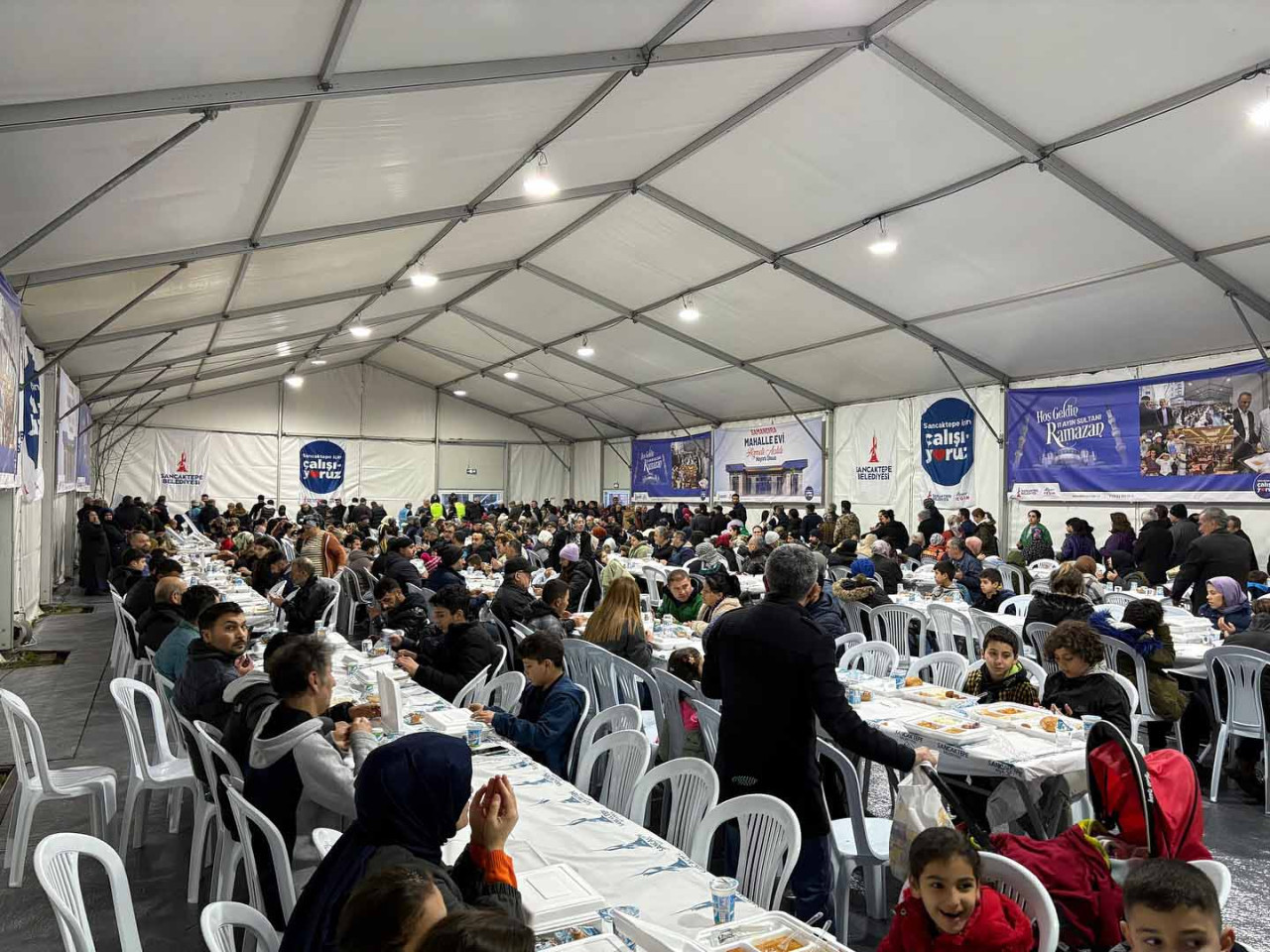 Sancaktepe Belediyesi tarafından Ramazan ayı boyunca 3 farklı bölgede kurulan iftar sofralarında vatandaşlara iftar veriliyor.